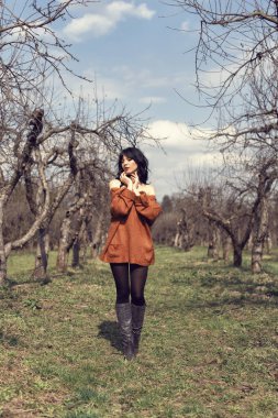 Muhteşem bahçe ile baharda yürüyün