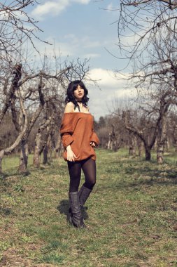 Muhteşem bahçe ile baharda yürüyün