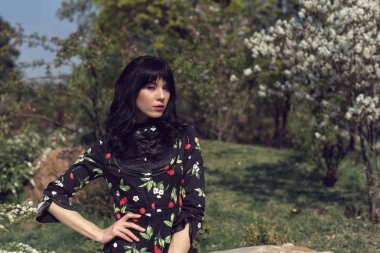 Çiçek açan yeşil parkta bahar yürüyüşü