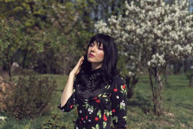 Çiçek açan yeşil parkta bahar yürüyüşü