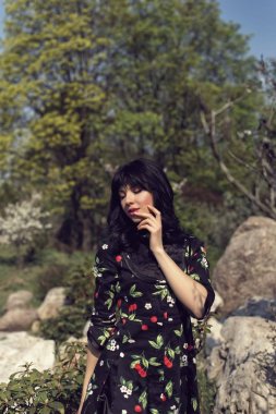 Çiçek açan yeşil parkta bahar yürüyüşü