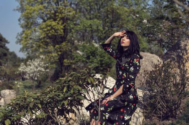 Çiçek açan yeşil parkta bahar yürüyüşü