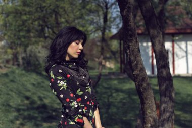 Çiçek açan yeşil parkta bahar yürüyüşü