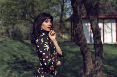 Çiçek açan yeşil parkta bahar yürüyüşü