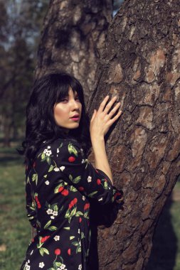 Çiçek açan yeşil parkta bahar yürüyüşü