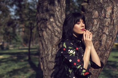 Çiçek açan yeşil parkta bahar yürüyüşü