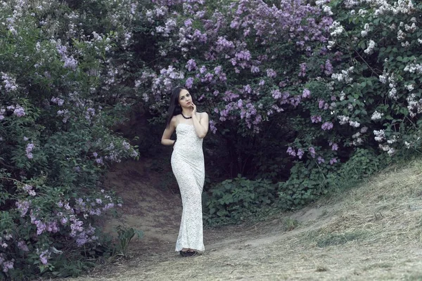 Une promenade avec une fille dans le jardin fleuri — Photo