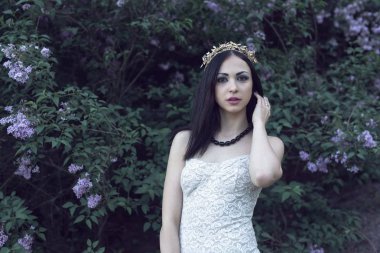 Çiçekli bahçede bir kız ile bir yürüyüş