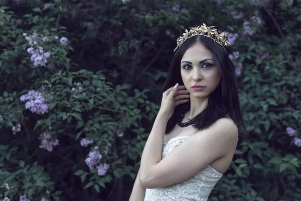 Um passeio com uma menina no jardim florido — Fotografia de Stock