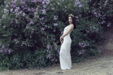 Çiçekli bahçede bir kız ile bir yürüyüş