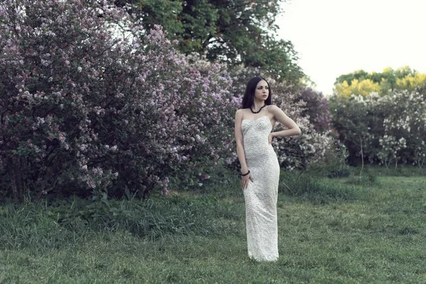 A walk with a girl in the flowered garden — Stock Photo, Image