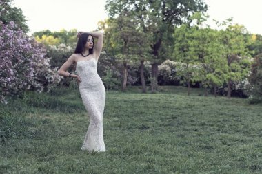 Çiçekli bahçede bir kız ile bir yürüyüş