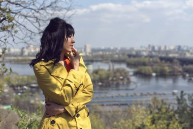 Erken ilkbaharda bir kızla yürüyün