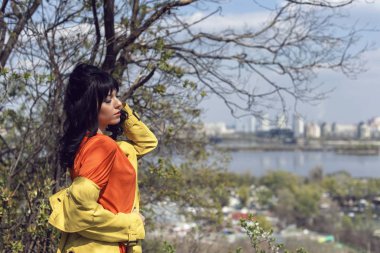 Erken ilkbaharda bir kızla yürüyün