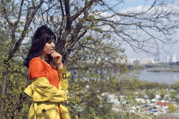 Erken ilkbaharda bir kızla yürüyün