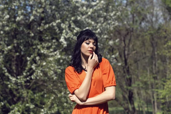 Spaziergang mit einem Mädchen im Frühjahr — Stockfoto