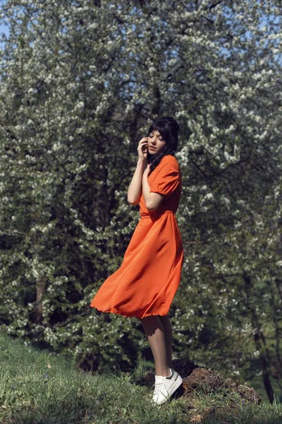 Erken ilkbaharda bir kızla yürüyün