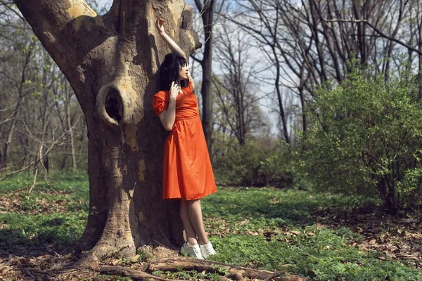 Procházka s dívkou na začátku jara — Stock fotografie