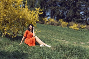 Erken ilkbaharda bir kızla yürüyün