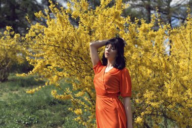 Erken ilkbaharda bir kızla yürüyün