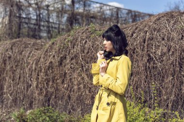 Erken ilkbaharda bir kızla yürüyün