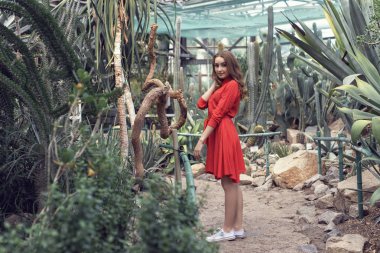 Yaz botanik bahçesinde genç bir kız ile yürüyüş