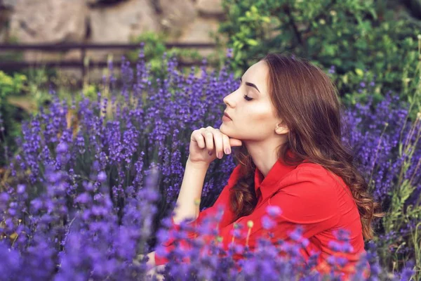 夏の植物園で若い女の子と一緒に歩く — ストック写真