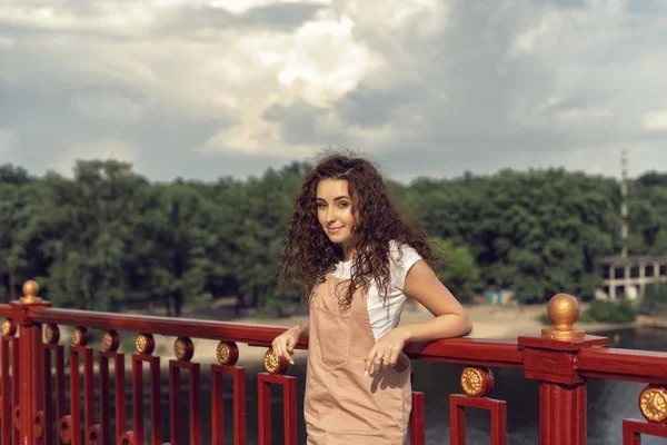 Soirée promenade à travers la ville européenne d'été — Photo