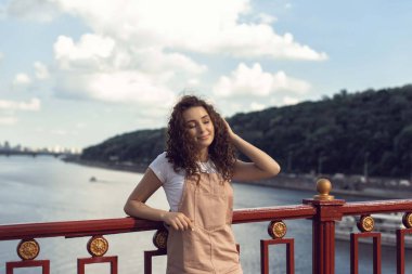 Yaz Avrupa kenti boyunca akşam yürüyüşü