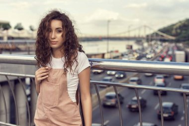 Yaz Avrupa kenti boyunca akşam yürüyüşü