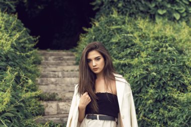 Şık modern giysiler genç esmer