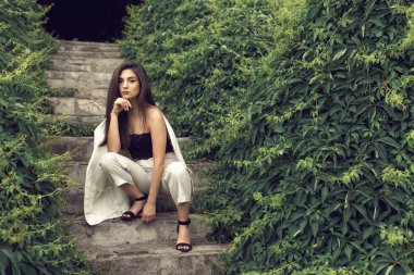 Şık modern giysiler genç esmer