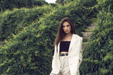 Şık modern giysiler genç esmer