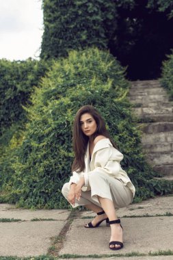 Şık modern giysiler genç esmer