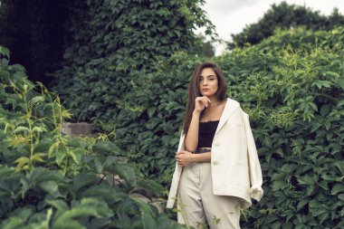 Şık modern giysiler genç esmer