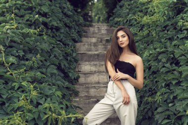 Şık modern giysiler genç esmer