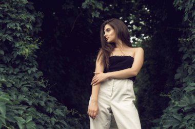 Şık modern giysiler genç esmer