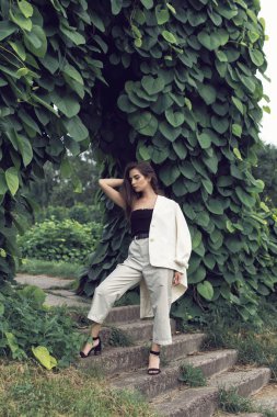 Şık modern giysiler genç esmer