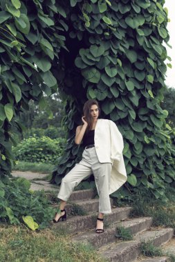 Şık modern giysiler genç esmer