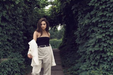 Şık modern giysiler genç esmer