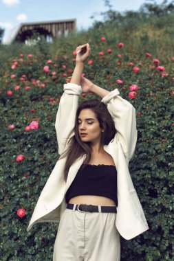 Şık modern giysiler genç esmer