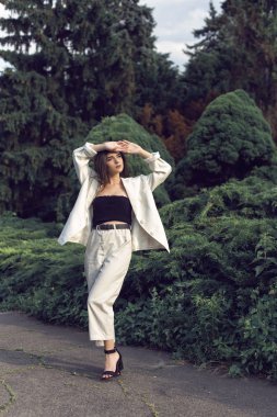 Şık modern giysiler genç esmer