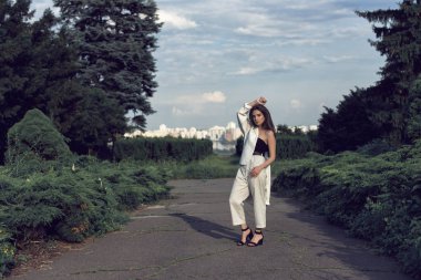 Şık modern giysiler genç esmer