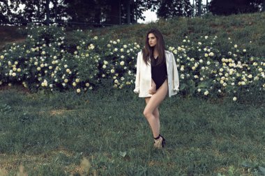 Şık modern giysiler genç esmer