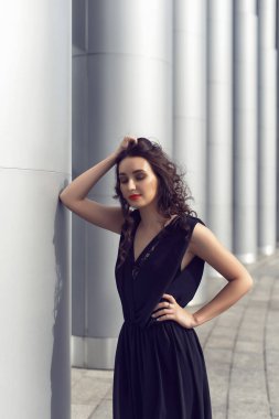 Şık giysiler içinde şehirde Bahar yürüyüşü