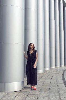 Şık modern giysiler genç esmer