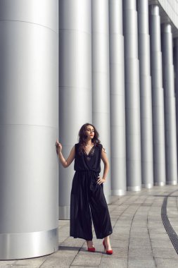 Şık giysiler içinde şehirde Bahar yürüyüşü