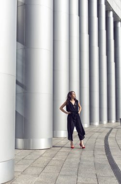 Şık giysiler içinde şehirde Bahar yürüyüşü