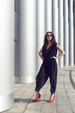 Şık giysiler içinde şehirde Bahar yürüyüşü