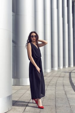 Şık giysiler içinde şehirde Bahar yürüyüşü